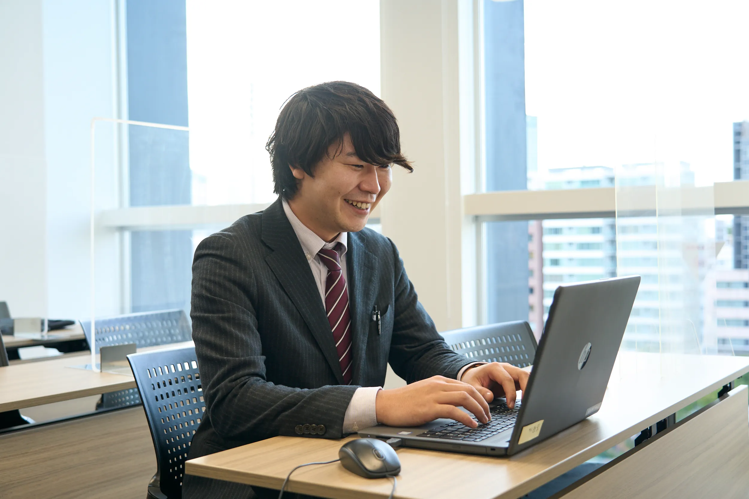 新入社員研修を受ける社員。ビジネススキル、ITスキルを学び、未経験ながら即戦力を実現する。