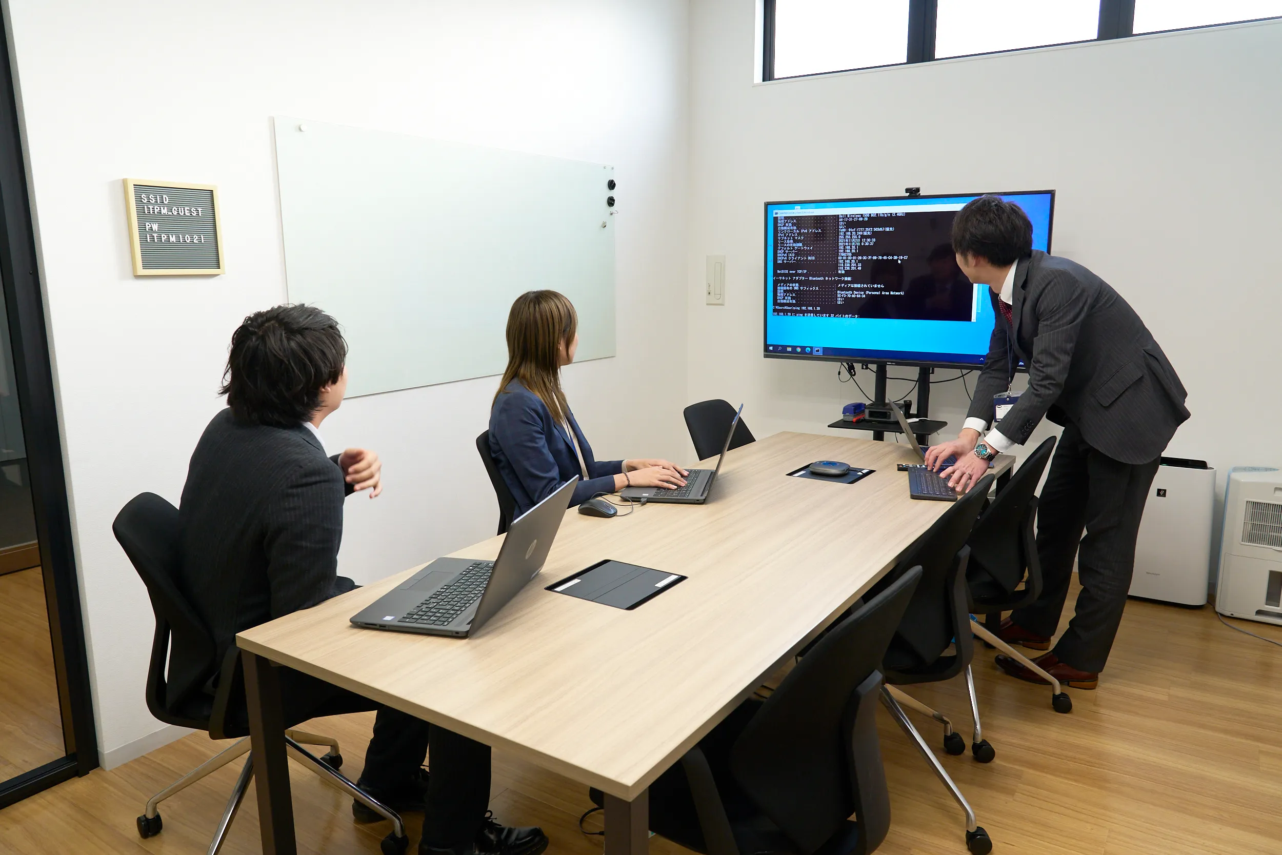 SES事業の打ち合わせ。様々なスキルや経験を持つ男女社員が集まり、実業務的な視点から円滑なプロジェクト推進へ向け活発に行動する。